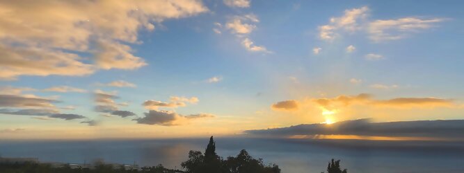Trip Staedtereisen Reiseideen Pauschalreise - La Palma macht ihrem Beinamen, die Schöne, alle Ehre. Das Kleinod im Atlantik erstrahlt in sattem Grün, verziert mit hübschen landestypischen Villen in den weit gestreuten Dörfern, eingerahmt von weichen Wellen des dunkelblauen atlantischen Ozeans, am Himmel ziehen malerische Formationen, bauschiger weißer Schäfchenwolken. Eine Bilderbuchidylle zum Verlieben. Die beliebtesten Orte für La Palma Ferien, locken mit besten Angebote für Hotels und Ferienunterkünfte mit Werbeaktionen, Rabatten, Sonderangebote für La Palma Urlaub buchen. Reisedaten eingeben und Hotel Flug Mietwagen Attraktionen Taxis für eine La Palma Reise flexibel buchen. Sollten sich die Pläne ändern, sind viele der Unterkünfte und Zimmer auf La Palma kostenfrei stornierbar.