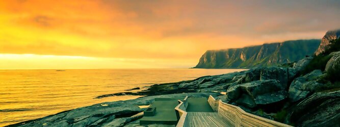 Trip Staedtereisen Reiseideen Pauschalreise - Norwegen – Schwindelfrei auf Preikestolen – die spektakuläre Felskanzel erhebt sich als steile Plateauklippe über dem Lysefjord. Die Aussicht über den Fjord ist atemberaubend, schwindelfrei sein ist Voraussetzung. Es lohnt sich auf jeden Fall, schon mitten in der Nacht aufzustehen, um den magischen Moment des überwältigend schönen Sonnenaufgangs mitzuerleben, grandios wie sich die ersten Sonnenstrahlen in den steilen Felswänden verfangen und die Bergmauern zum Leuchten bringen. Dieser Augenblick inspiriert zur Demut und Dankbarkeit. Die beliebtesten Orte für Ferien in Norwegen, locken mit besten Angebote für Hotels und Ferienunterkünfte mit Werbeaktionen, Rabatten, Sonderangebote für Norwegen Urlaub buchen.