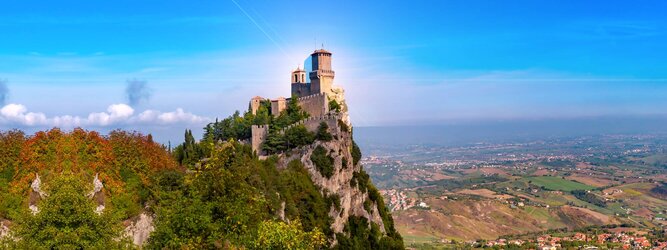 Trip Staedtereisen Reiseideen Pauschalreise - San Marino – Hol ihn dir – den heißbegehrten Einreise-Stempel von San Marino. Nimm deinen Reisepass, besuche die örtliche Tourismusbehörde, hier wird die kleine Trophäe in dein Reisedokument gestempelt, es sieht gut aus und ist eine supertolle Urlaubserinnerung. Dieses neue Trendy-Reiselust-Souvenir passt ausgezeichnet zu den anderen außergewöhnlichen Stempeln deiner vergangenen Reisen. San Marino ist ein sehr interessanter Zwergstaat, eine Enklave, vollständig von Italien umgeben, eine der ältesten bestehenden Republiken und eines der reichsten Länder der Welt. Die beliebtesten Orte für Ferien in San Marino, locken mit besten Angebote für Hotels und Ferienunterkünfte mit Werbeaktionen, Rabatten, Sonderangebote für San Marino Urlaub buchen.
